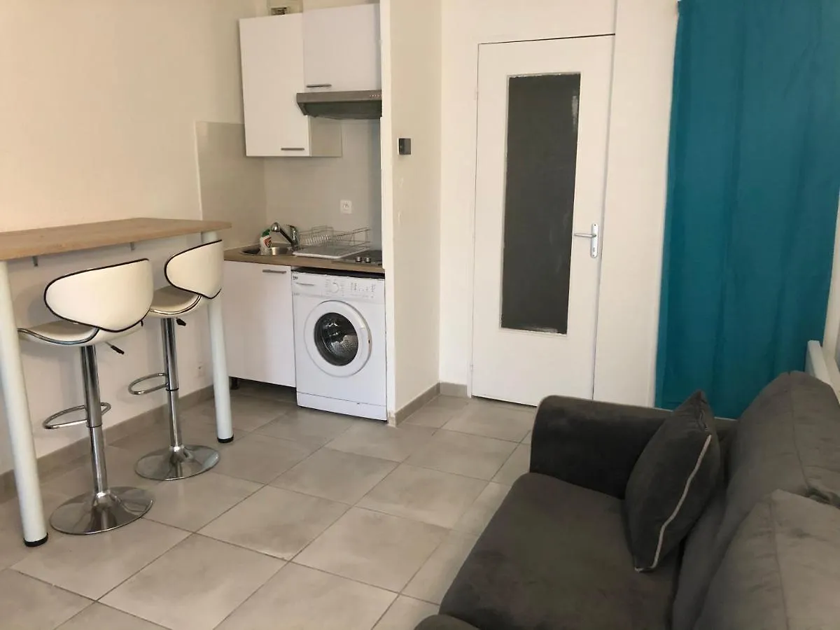 Appartement Frejus balcon des arènes studio 5e étage piscine clim tennis