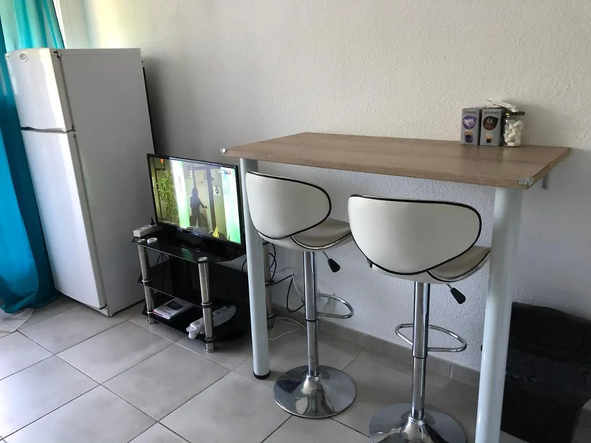 Appartement Frejus balcon des arènes studio 5e étage piscine clim tennis