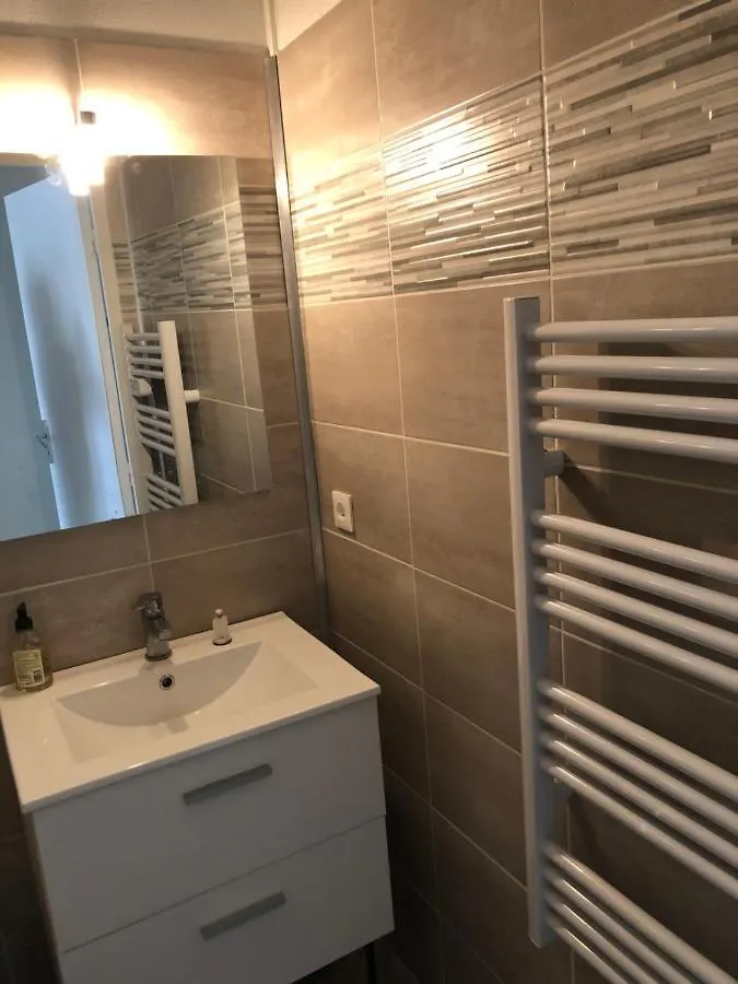 Appartement Frejus balcon des arènes studio 5e étage piscine clim tennis 0*,