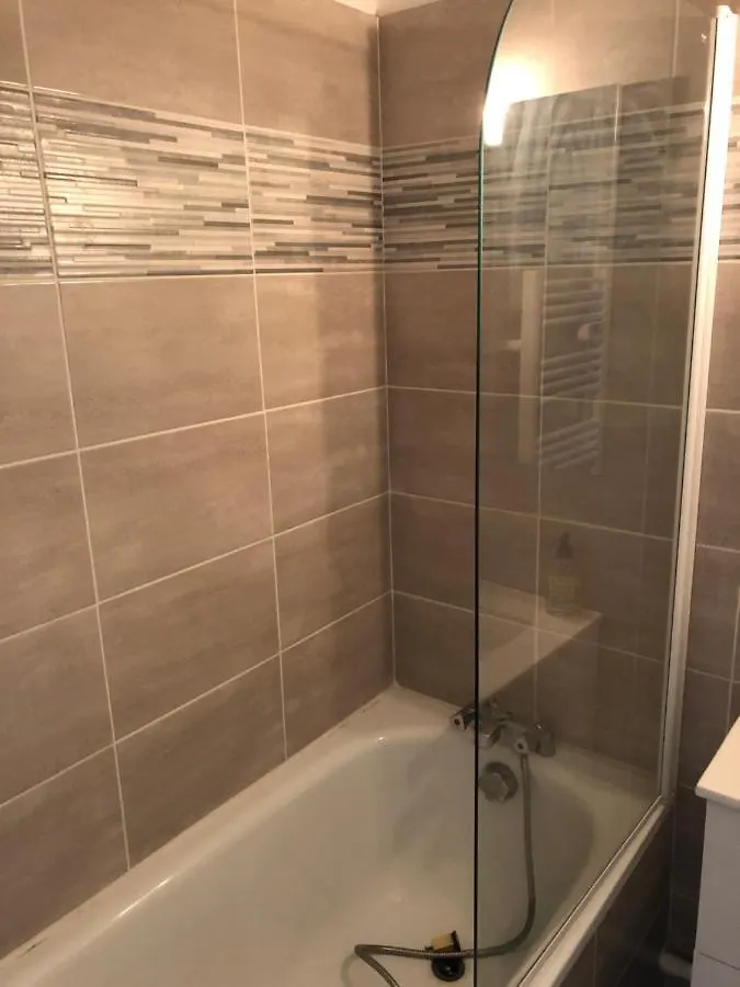 Appartement Frejus balcon des arènes studio 5e étage piscine clim tennis