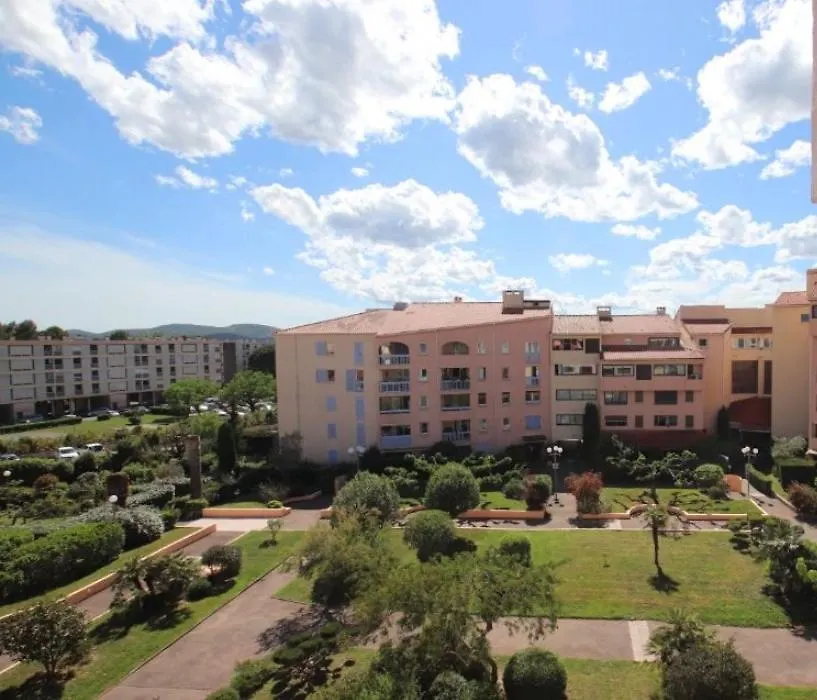 Appartement Frejus balcon des arènes studio 5e étage piscine clim tennis