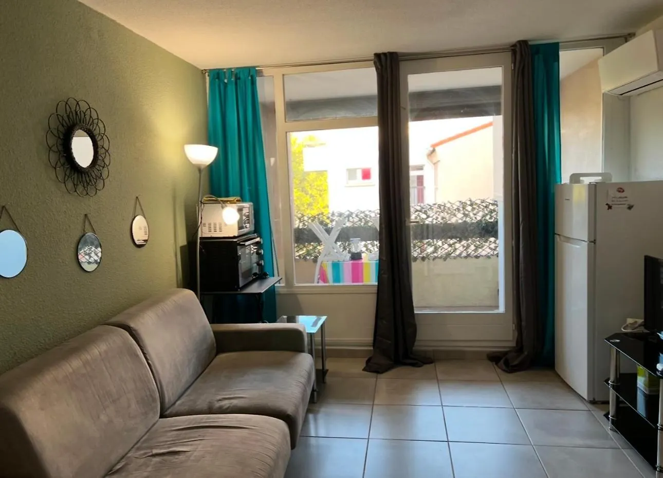 Appartement Frejus balcon des arènes studio 5e étage piscine clim tennis
